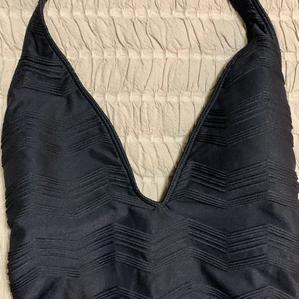 NEW La Blanca Women’s Textured Halter OnePiece Black Swimsuit 12 Beach Vacation